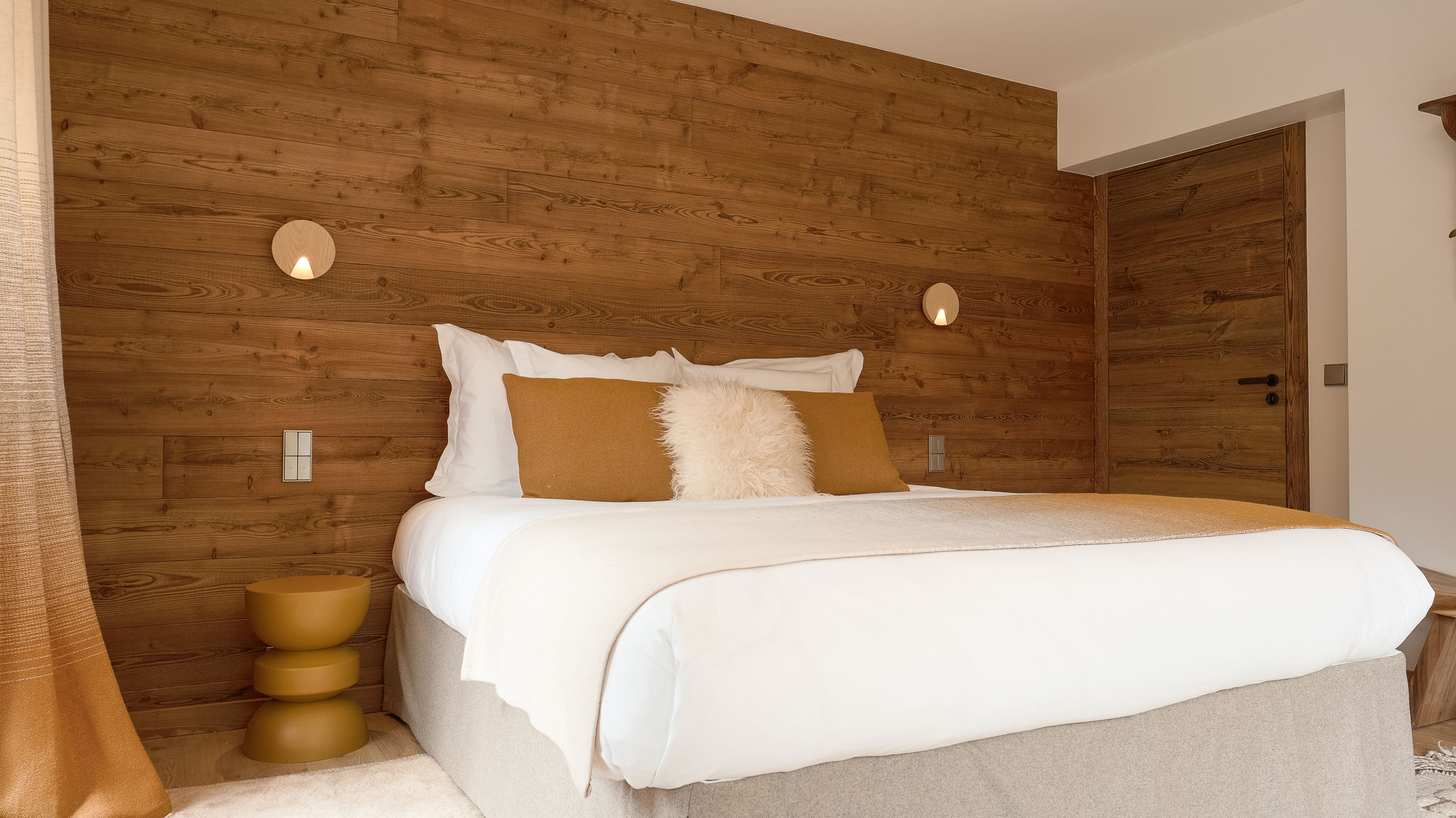 Luxury Ski Chalet Etoile Des Neige Guestroom 03 Meribel B