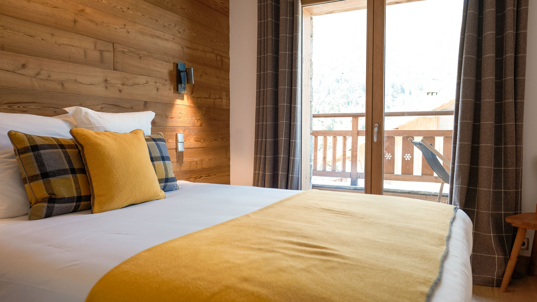 Luxury Ski Chalet Etoile Des Neige Guestroom 04 Meribel