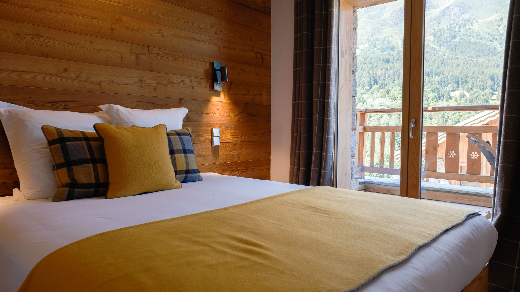 Luxury Ski Chalet Etoile Des Neige Guestroom 04 Meribel A