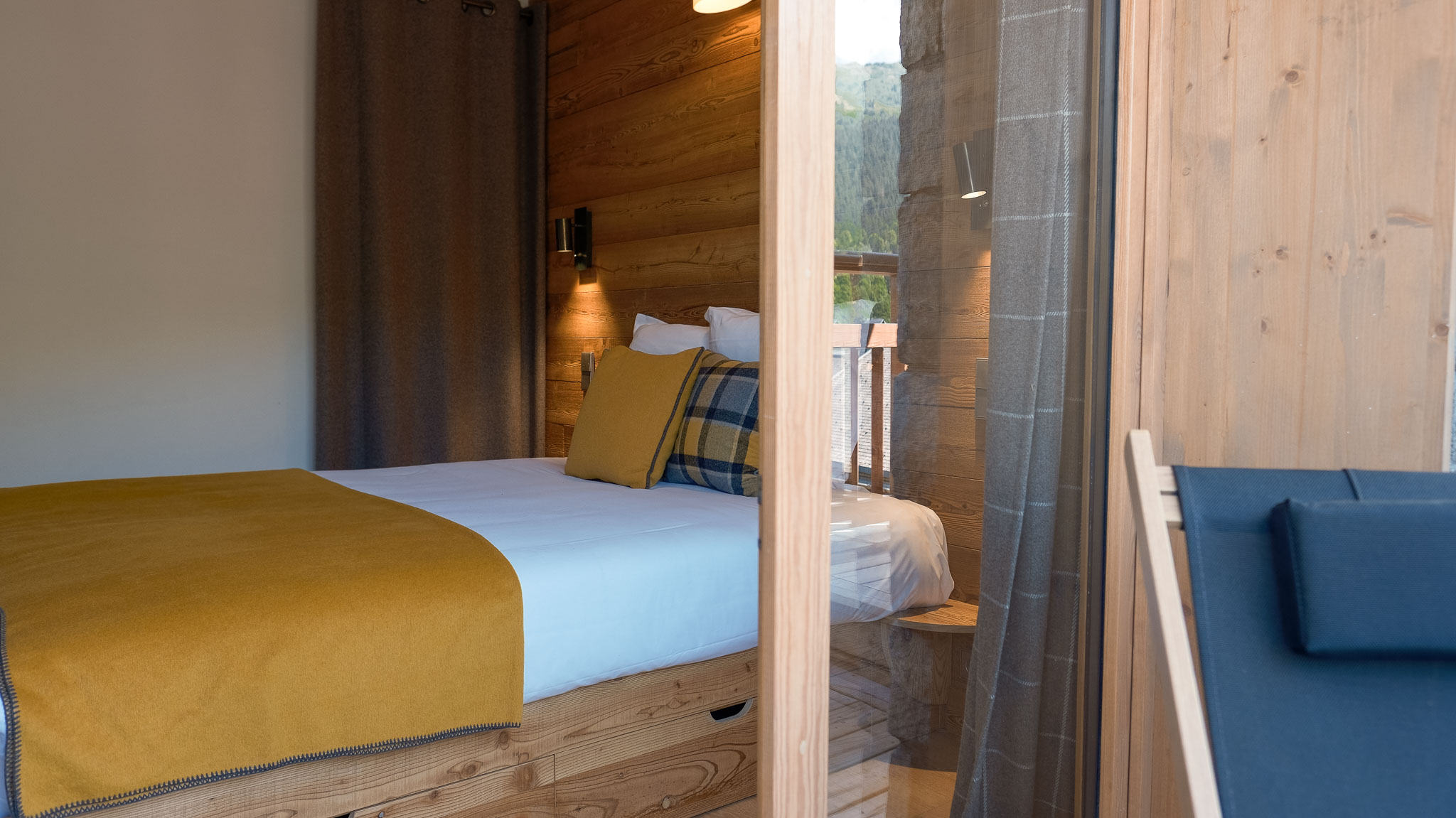 Luxury Ski Chalet Etoile Des Neige Guestroom 04 Meribel B