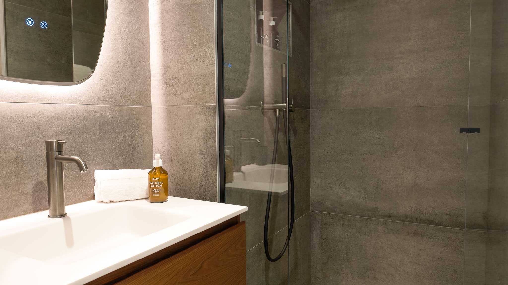 Luxury Ski Chalet Etoile Des Neige Guestroom 04 Meribel Ensuite