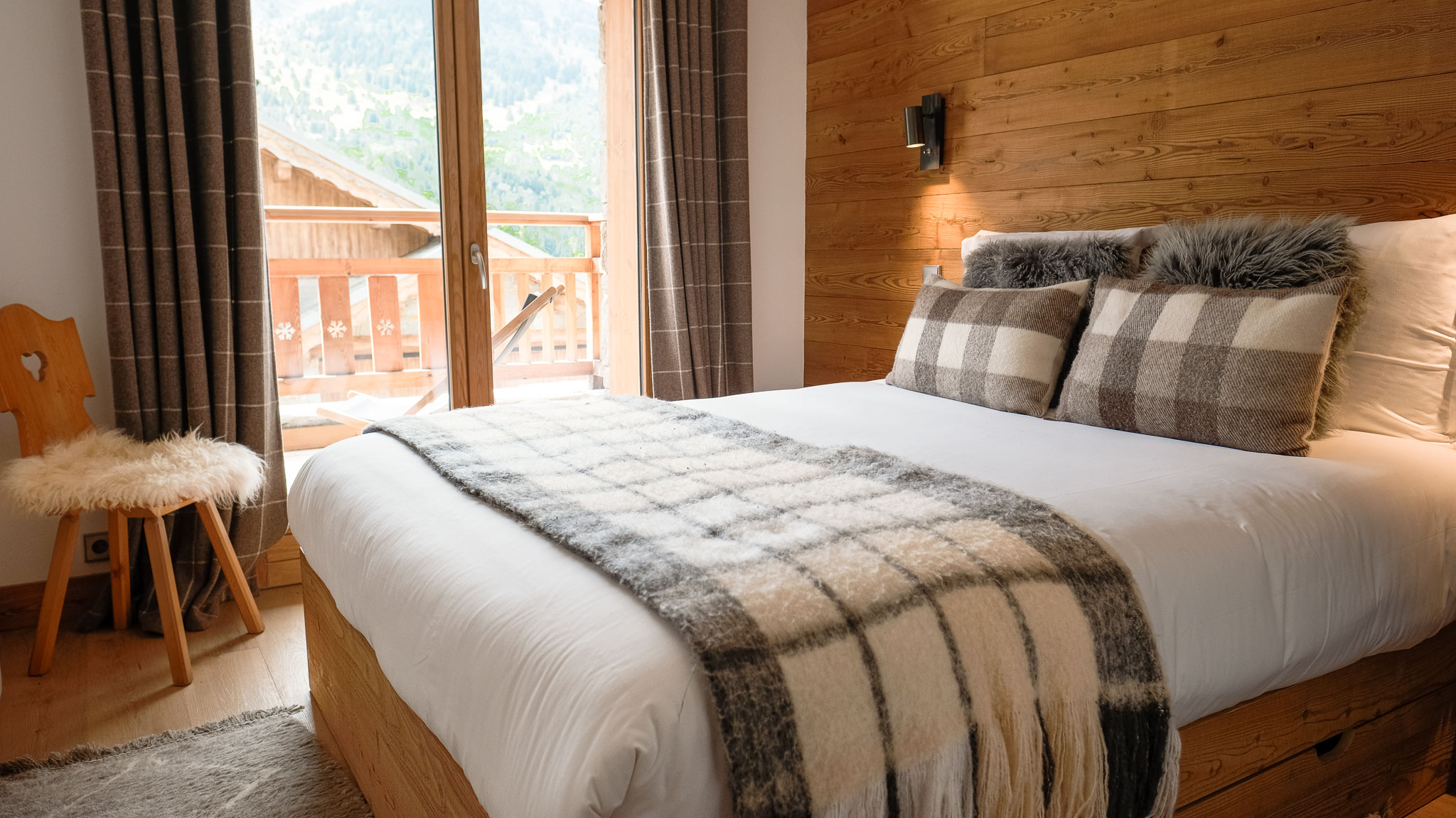 Luxury Ski Chalet Etoile Des Neige Guestroom 05 Meribel