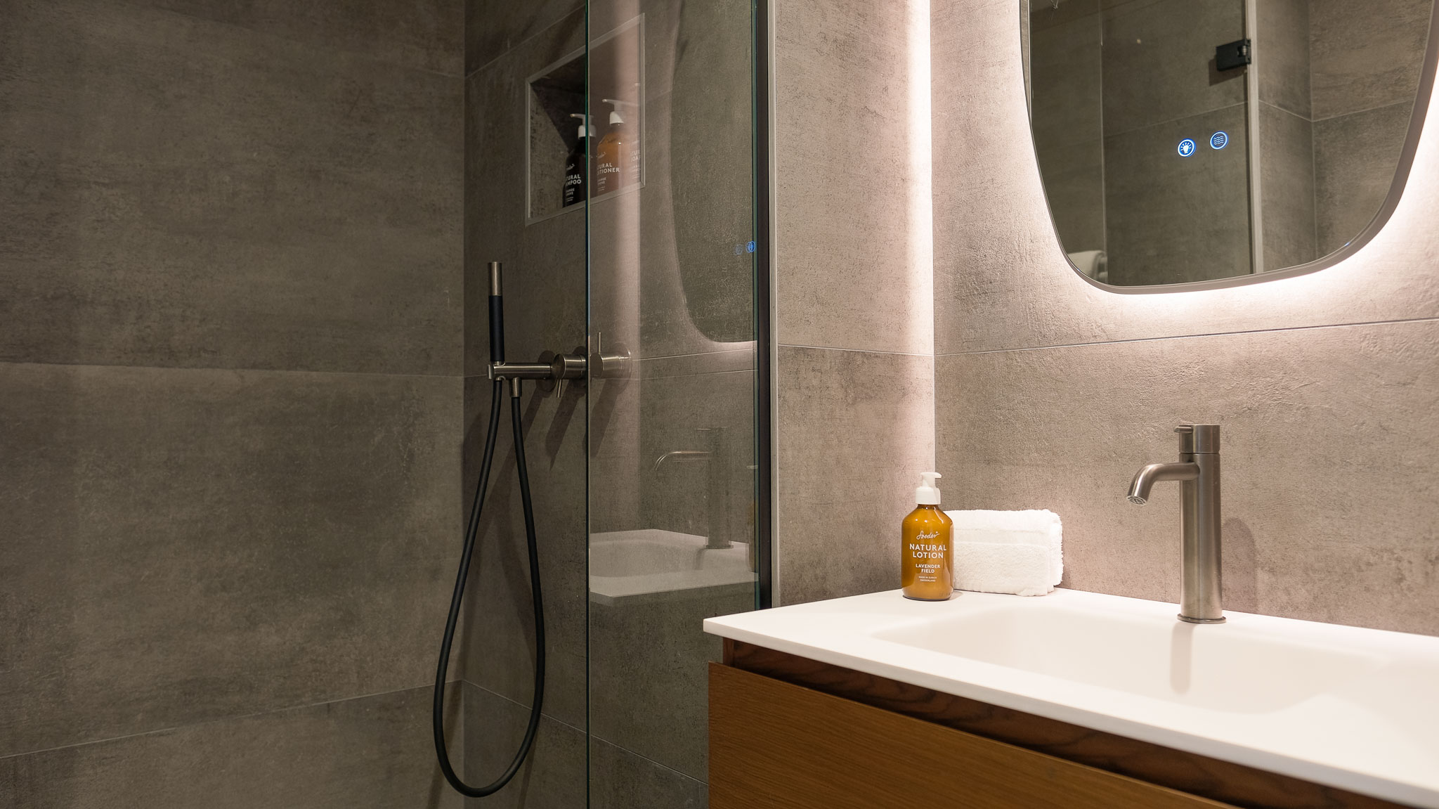 Luxury Ski Chalet Etoile Des Neige Guestroom 05 Meribel Ensuite