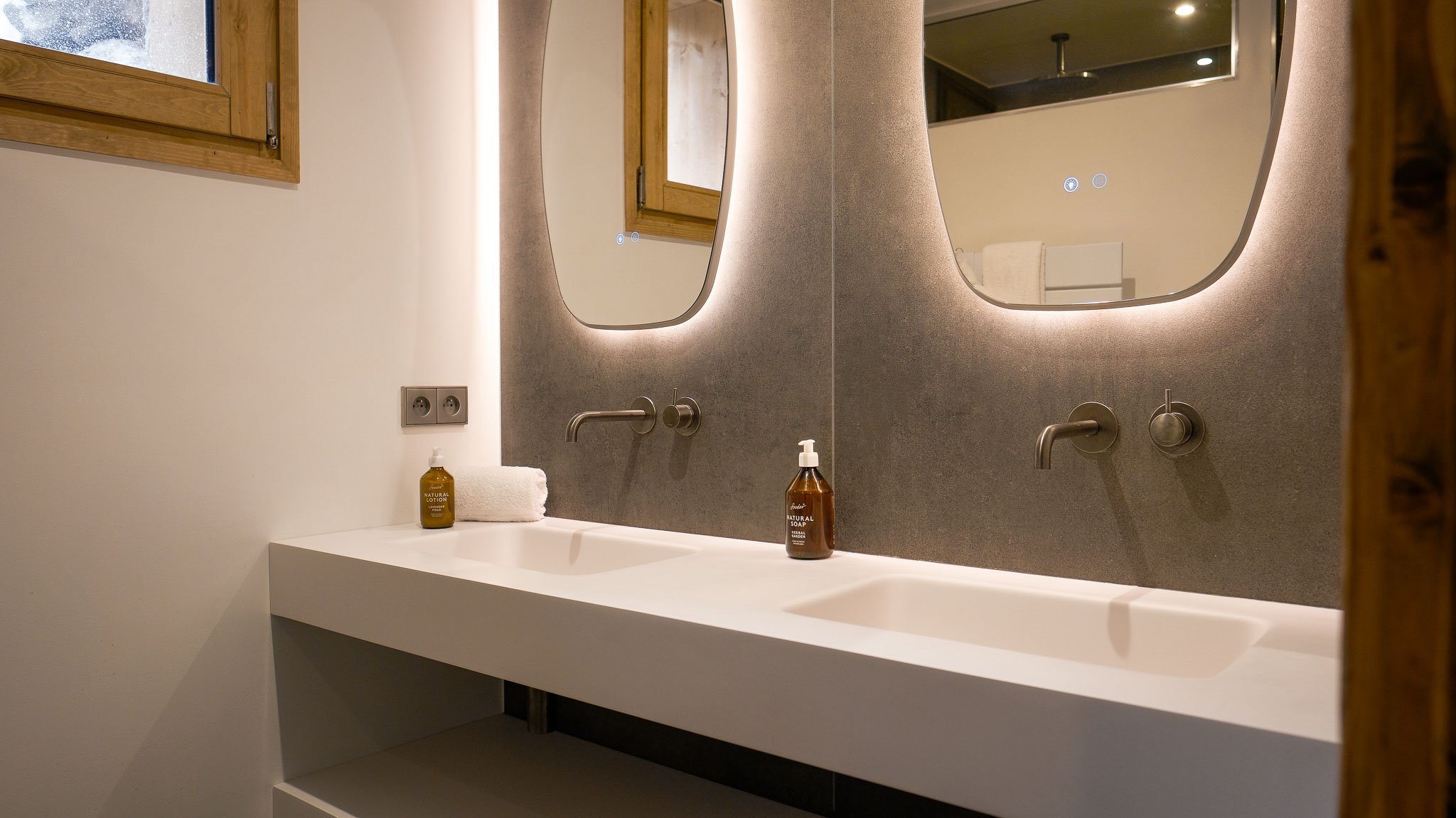 Luxury Ski Chalet Etoile Des Neige Guestroom 06 Meribel Ensuite