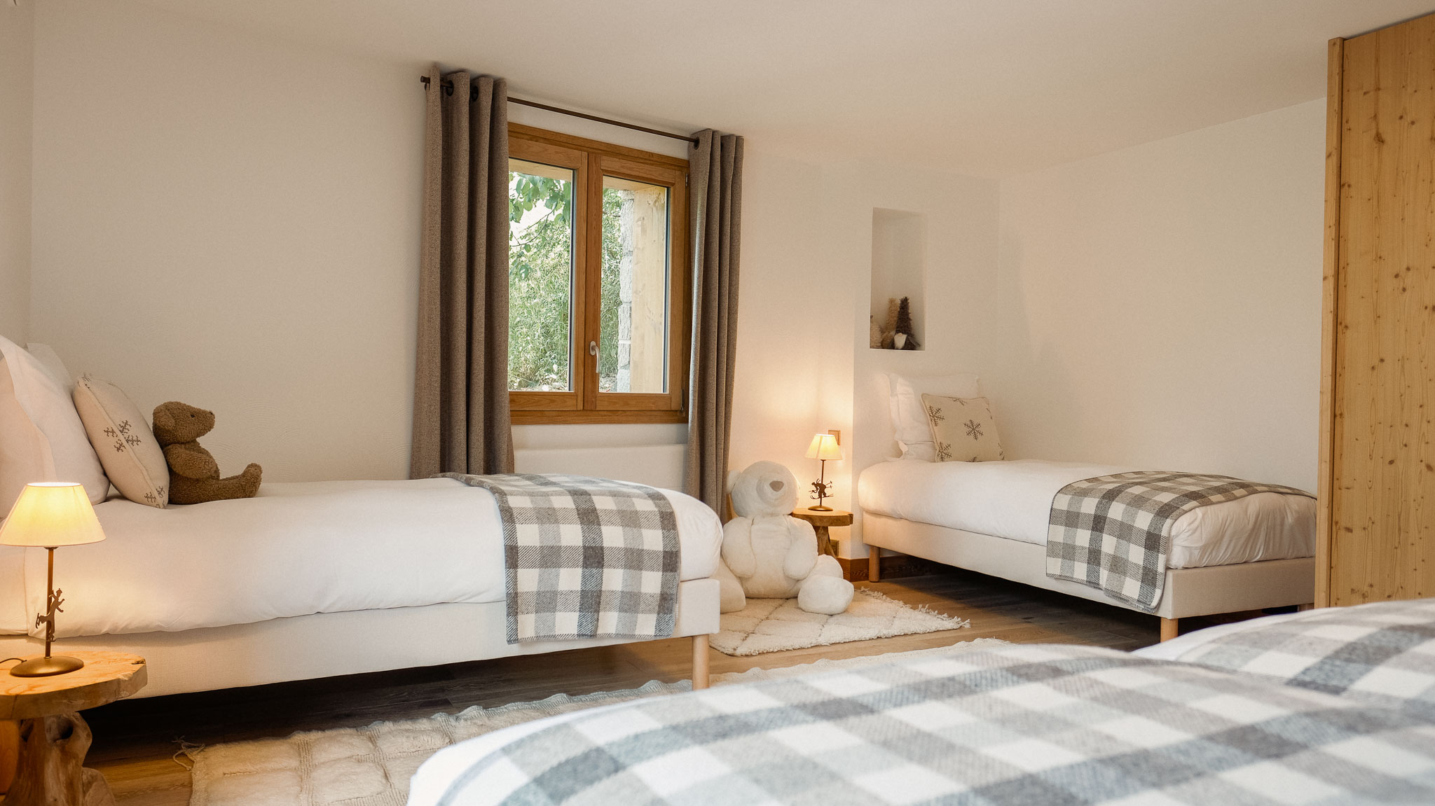 Luxury Ski Chalet Etoile Des Neige Guestroom 06 Meribel Kids Room B