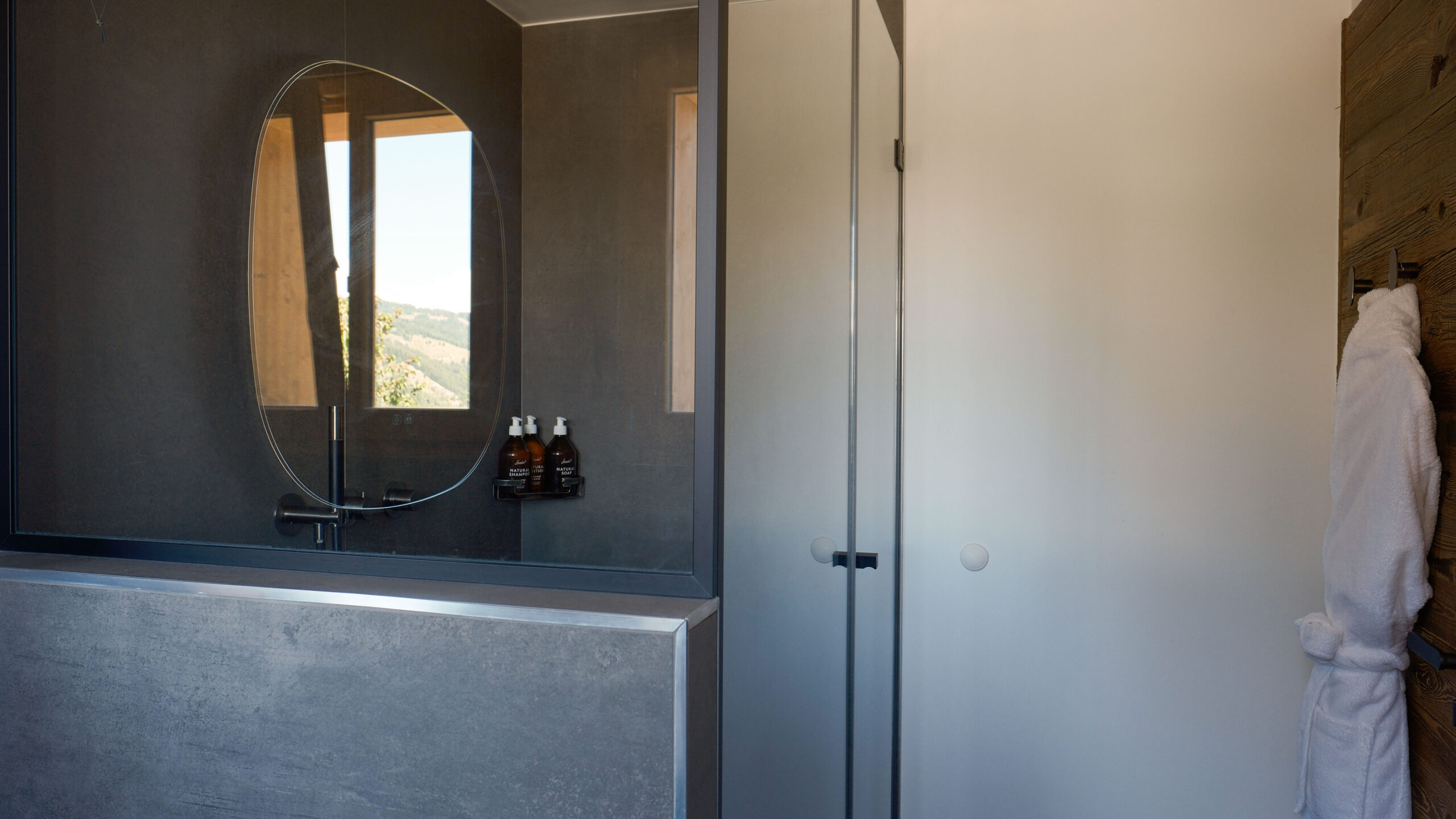 Luxury Ski Chalet Etoile des Neige Meribel Master Shower Room